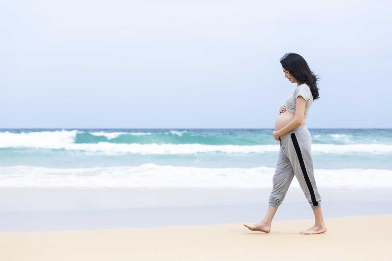 Mẹ bầu đi bộ thường xuyên giúp quá trình sinh nở thuận lợi