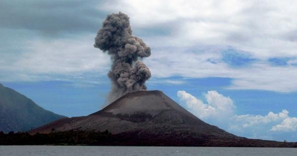 Hình ảnh ấn tượng của vụ phun trào tại Krakatoa