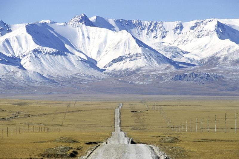 Kyrgyzstan có địa hình chủ yếu là đồi núi