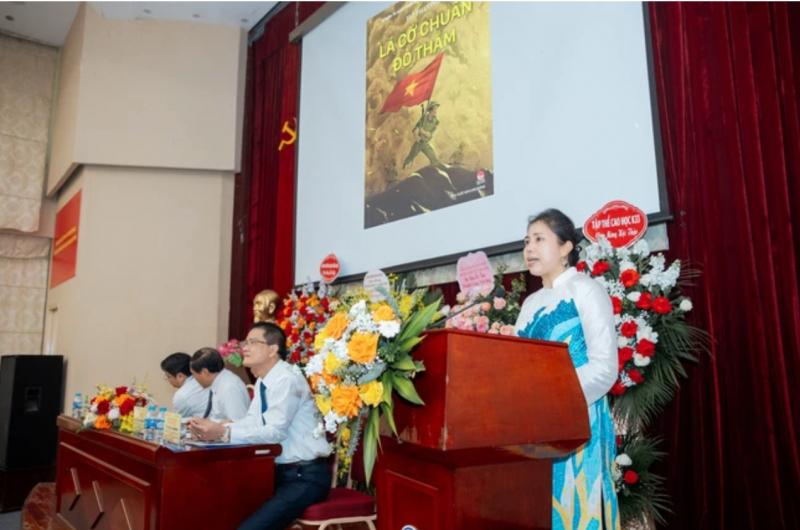 Họa sĩ Nguyễn Thu Thủy giới thiệu sách “Lá cờ chuẩn đỏ thắm” tại một hội thảo quốc gia về chiến thắng Điện Biên Phủ