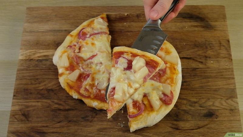 Làm pizza từ thịt đã qua chế biến