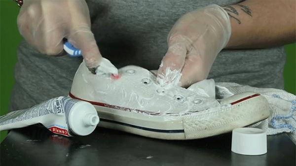 Kem đánh răng có tác dụng làm sạch giày bẩn