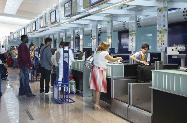 Hành khách xếp hàng làm thủ tục check in trước chuyến bay.