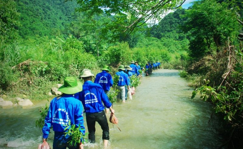 Đi tình nguyện giúp đỡ những người có hoàn cảnh khó khăn