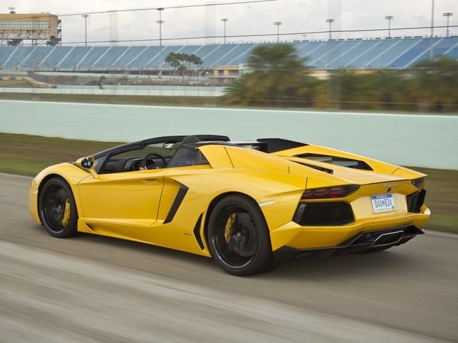 Lamborghini Aventador LP 700-4 Roadster 2016  là một mẫu xe mui trần vừa đủ cho những ai đam mê tốc độ