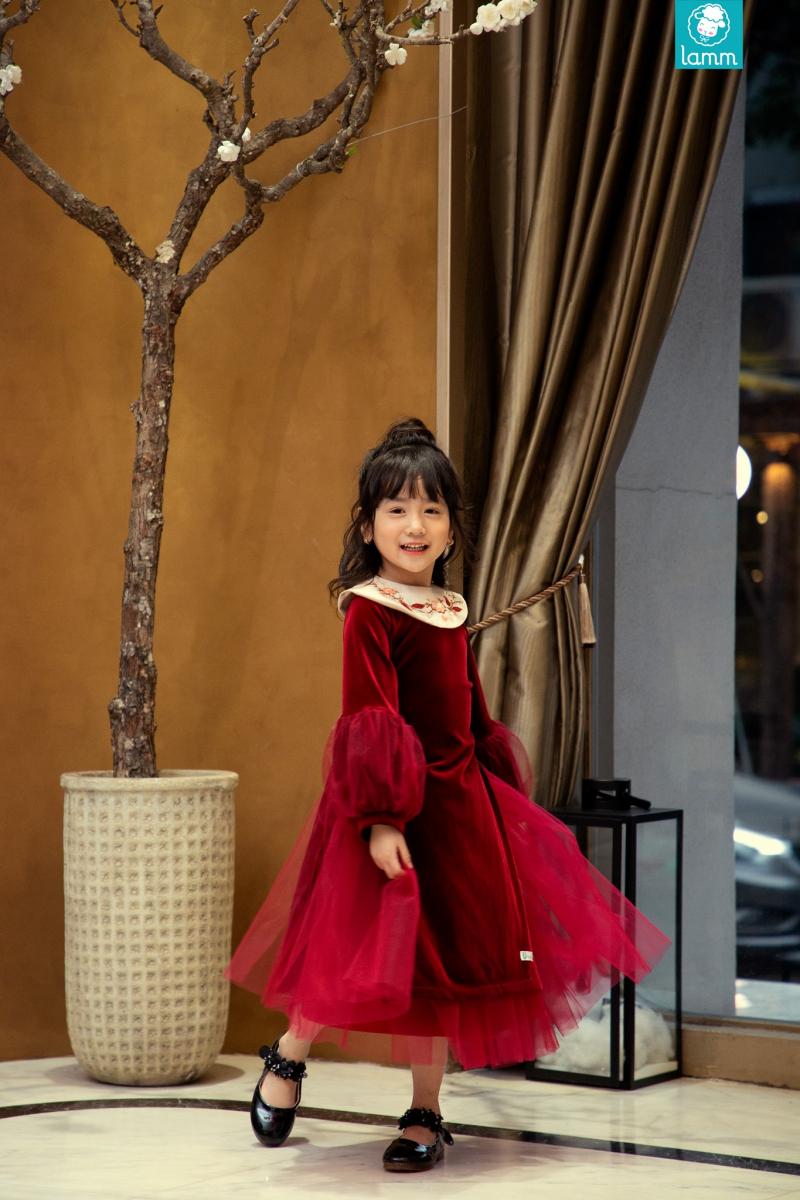 Áo dài bé gái màu đỏ thêu tay đính kèm hoa mẫu đơn nổi AD BG01 | Quyên  Nguyễn Bridal