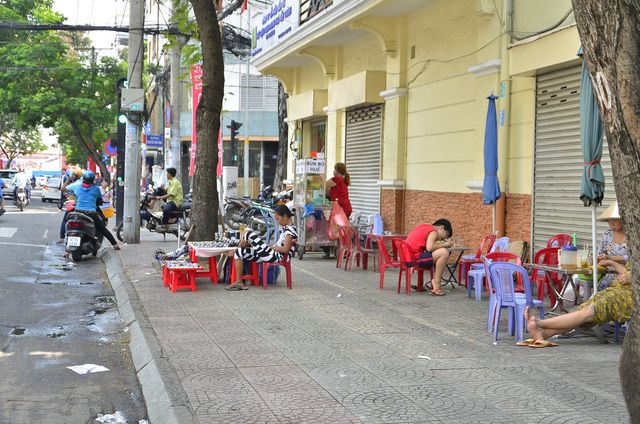 Lấn chiếm lòng lề đường