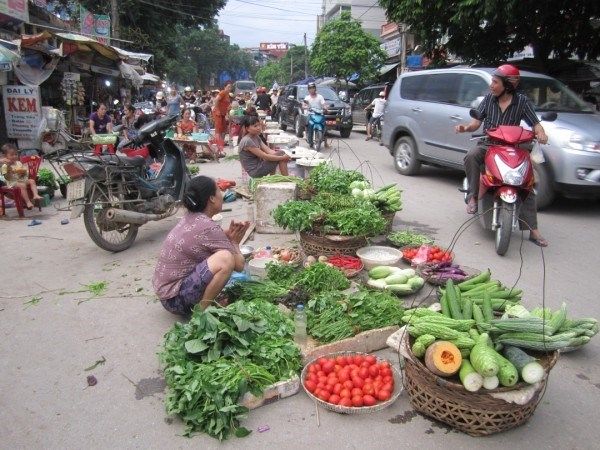 Họp chợ ngay dưới lòng đường