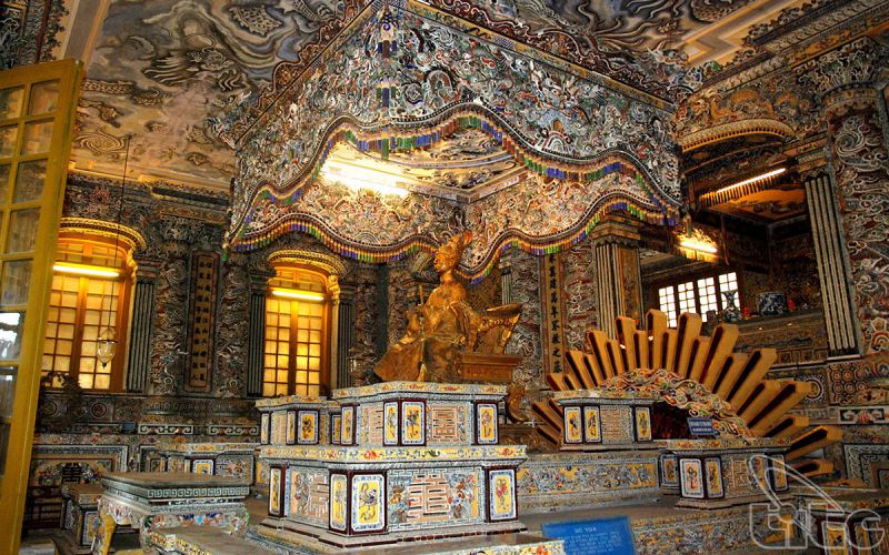Lăng vua Khải Định ở Huế đích thực là một công trình có giá trị về mặt nghệ thuật và kiến trúc, làm phong phú và đa dạng thêm quần thể lăng tẩm cố đô