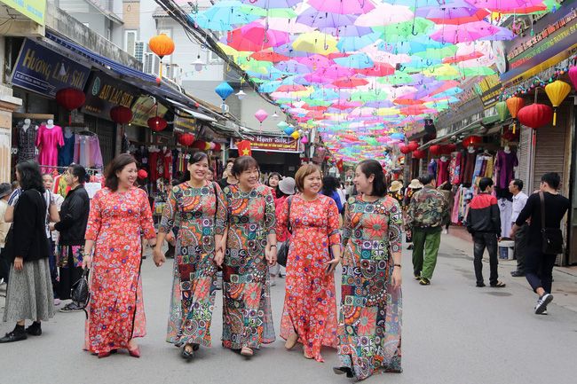 du khách đếDu khách không khó để tìm kiếm cho mình một tà áo dài xuân, hay những chiếc khăn lụa rực rỡ.