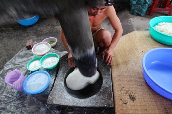 Công đoạn quết bánh phồng