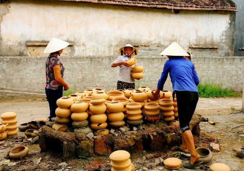 người dân đang nung nồi đất