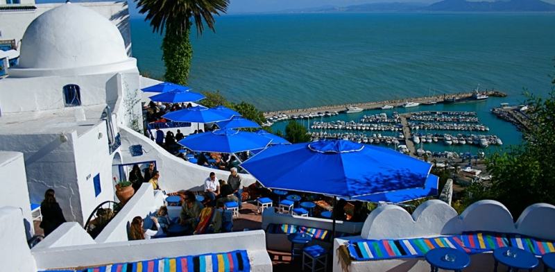 Làng Sidi Bou nổi bật giữa trời xanh