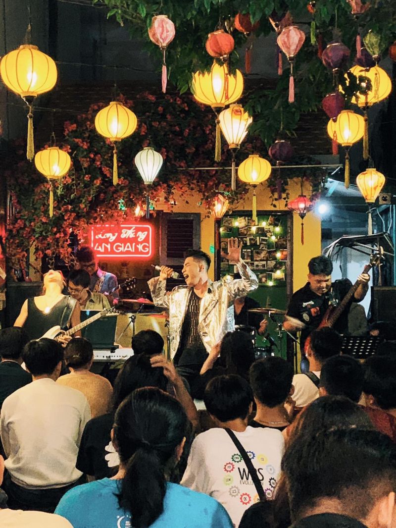 Cháy hết mình với niềm đam mê âm nhạc tại Lang Thang An Giang Cafe