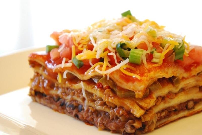 Lasagna theo tiếng Ý là một dạng pasta miếng mỏng, được phủ 1 lớp sốt cà chua thịt băm