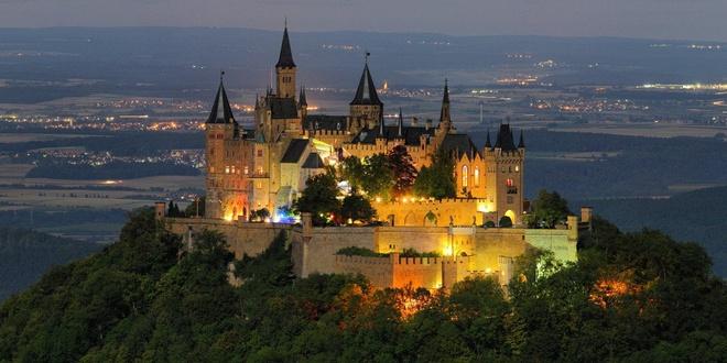 Lâu đài Hohenzollern đẹp mê hồn trong đêm