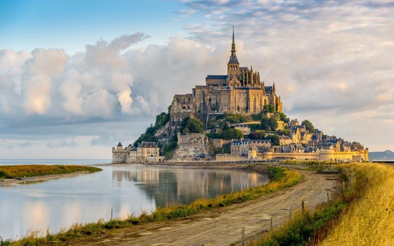 Lâu đài Mont Saint - Michel với con đường đất nối dài