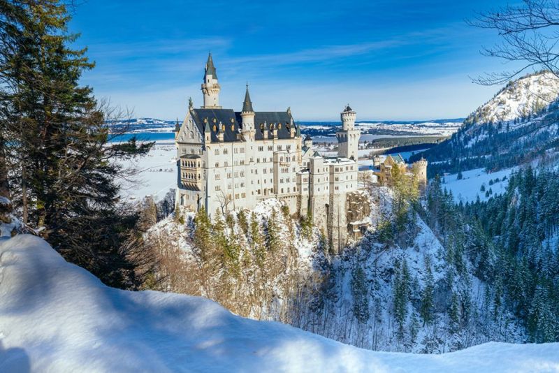 Neuschwanstein ẩn trong lớp tuyết trắng xóa