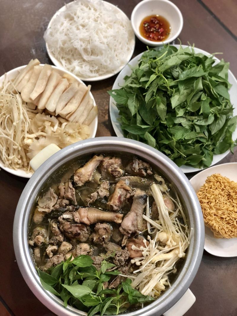 Lẩu Gà Đá Bà Chín