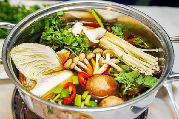 Lẩu gà Đông Tảo với nấm