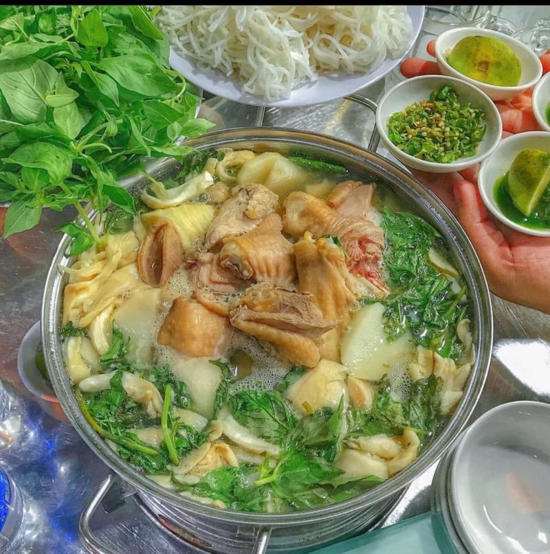 Lẩu Gà lá É Con Gà Trống