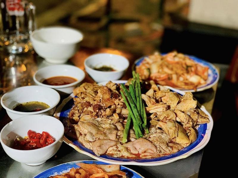 Khi bạn và đồng bọn nghĩ mãi mà chưa biết ăn gì tại Hồ Tây thì hãy đến ngay quán Lẩu nướng Tây Bắ