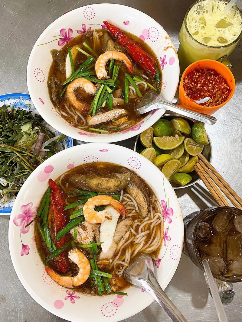 Cận cảnh tô bún mắm tại quán cô Lệ, ảnh nguồn từ Bảo Trâm Hoàng.