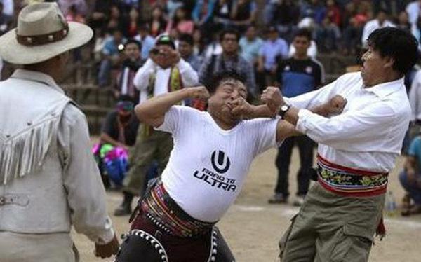 Lễ hội đánh nhau chào năm mới ở Peru