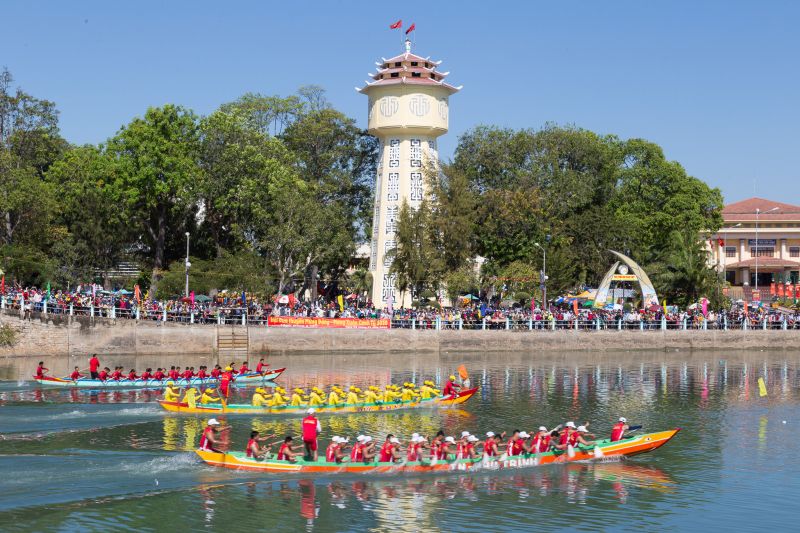 Lễ hội đua thuyền sông Cà Ty