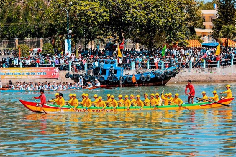 Lễ hội đua thuyền sông Cà Ty