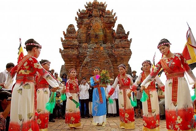 Bên cạnh đó còn có những màn diễn văn nghệ truyền thống của những cô gái và các chàng trai dân tộc Chăm.﻿﻿