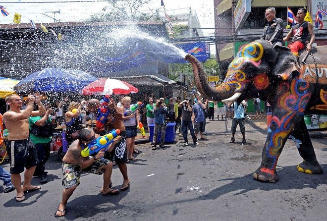 Lễ hội té nước Songkran ở Thái Lan