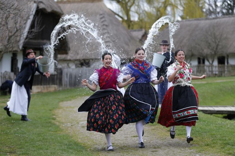 Lễ hội té nước vào các cô gái, Hungary