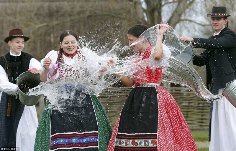 Lễ hội té nước vào các cô gái, Hungary