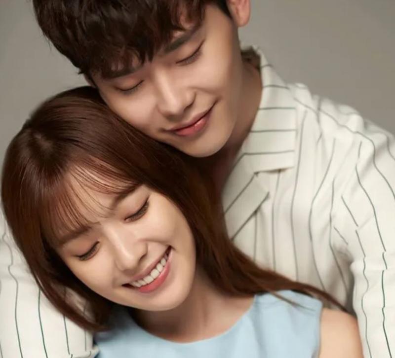 Lee Jong Suk và Han Hyo Joo trong phim Two Worlds