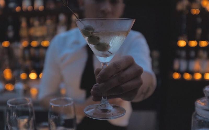 Hãy đến với Léon Bar gọi một ly cocktail, thả hồn theo điệu nhạc, nghe anh chàng bartender kể một vài câu chuyện thú vị