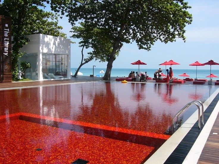 Bể bơi này gây ấn tượng với du khách bởi nước trong bể có màu đỏ như máu, thay vì màu xanh thông thường