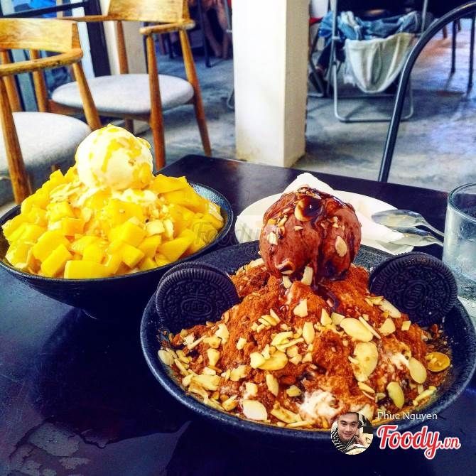 bingsu xoài( bên trái) và bingsu cocola