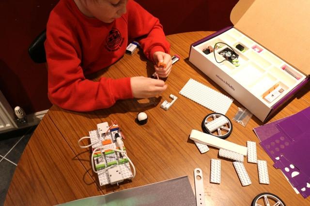 Cậu bé đang lắp ghép các bộ phận từ LittleBits