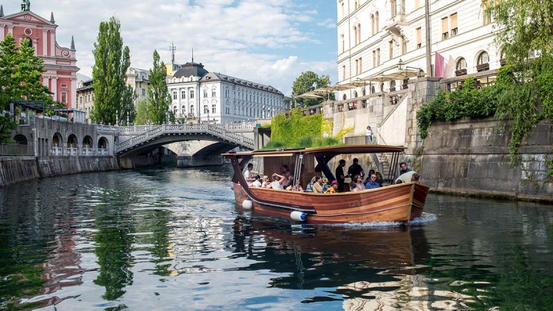 Khám phá Ljubljana bằng  thuyền dọc theo dòng sông Ljubljanica xanh mát thật thú vị