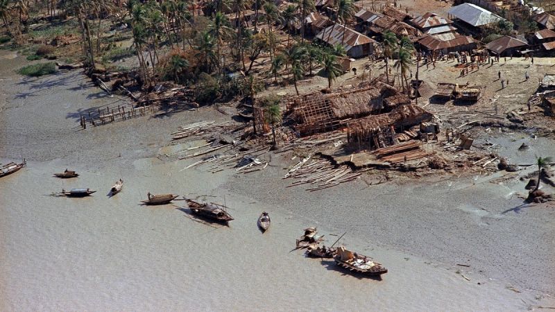 Lốc xoáy Bhola tấn công Bangladesh.