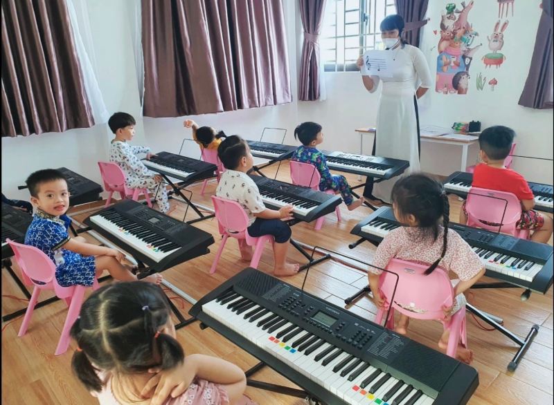 Học viên tại Lớp nhạc Melody