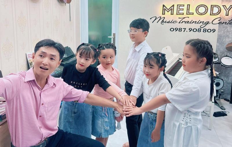 Học viên tại Lớp nhạc Melody