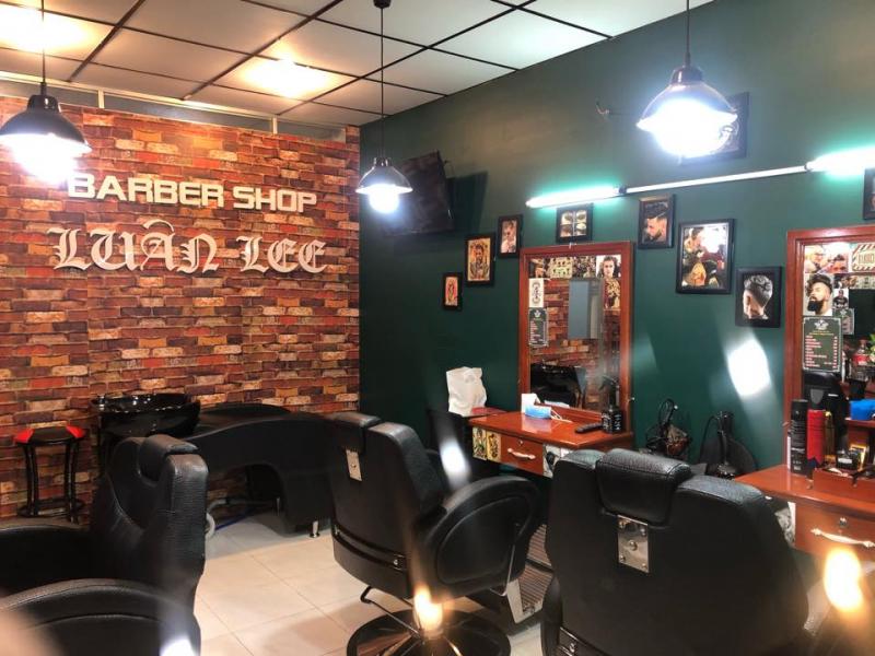 Luân lee barber shop là một tiệm tóc nam mang phong cách barber shop của những năm 1920 kết hợp giữa truyền thống và hiện đại