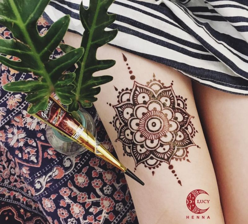 Vẽ henna cổ tay: Những hình vẽ Henna cổ tay sẽ khiến cho ai nhìn vào cũng phải ngưỡng mộ. Đó là một sự kết hợp hoàn hảo giữa nghệ thuật và sự sáng tạo của người vẽ. Hãy cùng đắm chìm trong không gian tưởng tượng của họ.