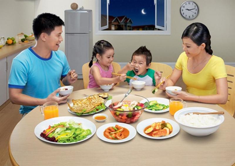 Luôn cho trẻ ăn đúng giờ và cho trẻ ăn cùng gia đình