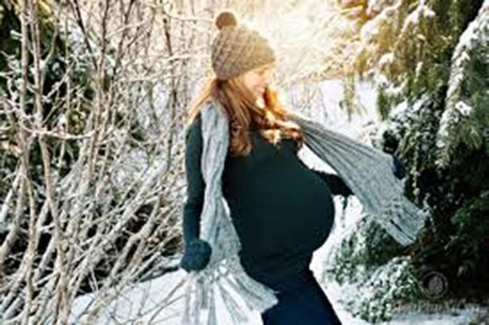 Nếu các mẹ bầu phải ra ngoài trong thời tiết quá lạnh, nên đội nón len dài để giữ ấm cho đôi tai, đeo bao tay và đeo khăn quàng cổ.