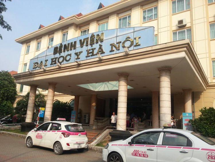 Cổng Bệnh viện Đại học Y Hà Nội