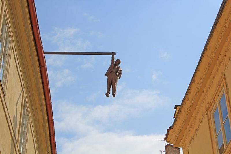 Tượng Man Hanging Out