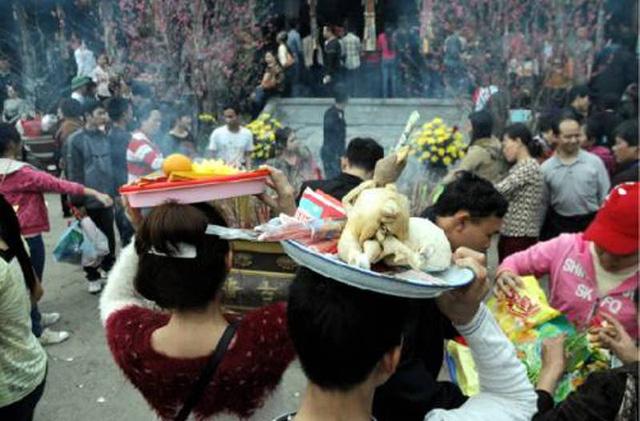 Mang thức ăn mặn vào chùa